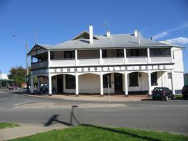 Commonwealth Hotel - Accommodation Main Beach 0