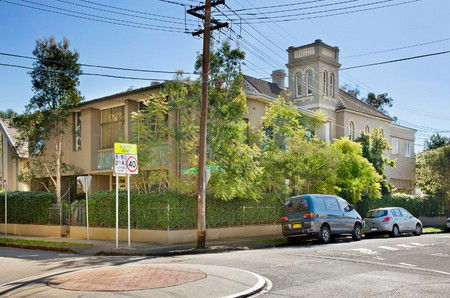 Cambridge Lodge - Accommodation Main Beach 2