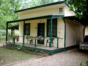Pioneer Garden Cottages - Accommodation Main Beach 0