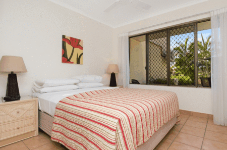 Cayman Quays - Accommodation Main Beach 1