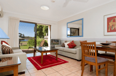 Cayman Quays - Accommodation Main Beach 4