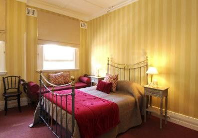 The Russell Hotel - Accommodation Main Beach 2