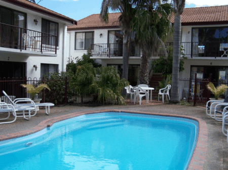 Peninsular Apartments - Accommodation Main Beach