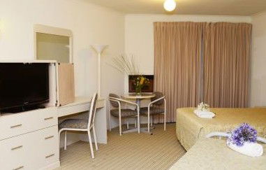 Motel 10 Motor Inn - Accommodation Main Beach 2