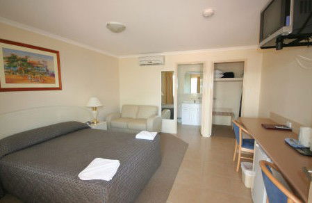Chinchilla Palms Motor Inn - Accommodation Main Beach 1