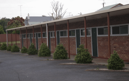 Le Cavalier Court Motel - Accommodation Main Beach 2