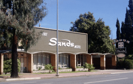 The Sands Motel - Accommodation Main Beach 0