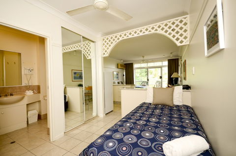 Reef Palms - Accommodation Main Beach 3