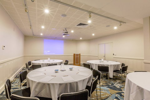 Ramada Hotel Hope Harbour - Accommodation Main Beach 5