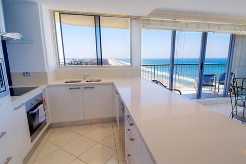 Golden Sands Holiday Apartments - Accommodation Main Beach 1