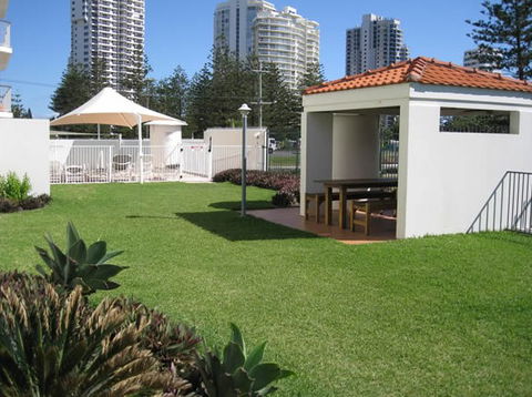 Golden Sands Holiday Apartments - Accommodation Main Beach 5