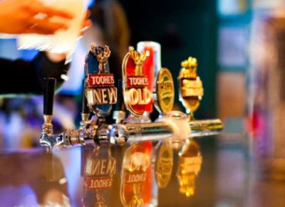 Harp Deluxe Hotel - Accommodation Main Beach 1