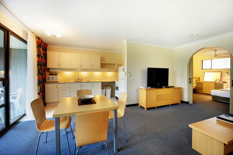 Absolute Beachfront Smugglers On The Beach - Accommodation Main Beach 1