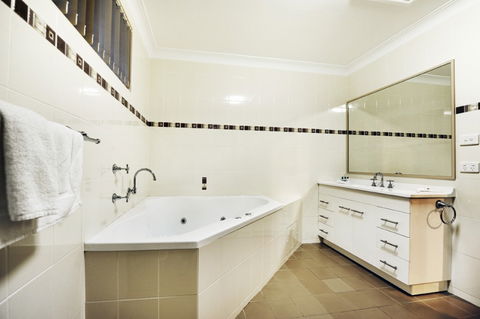 Absolute Beachfront Smugglers On The Beach - Accommodation Main Beach 4