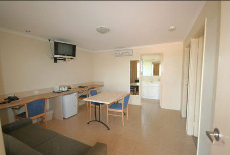 Chinchilla Palms Motor Inn - Accommodation Main Beach 3