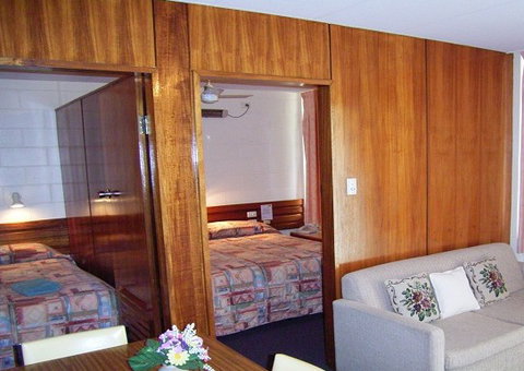 Motel Carnarvon - Accommodation Main Beach 1