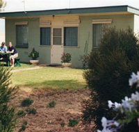 Oaklands Fishing Cottage - Accommodation Main Beach