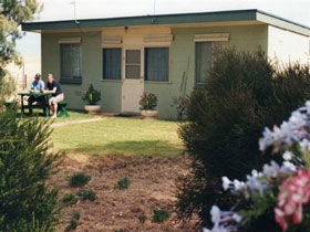 Oaklands Fishing Cottage - Accommodation Main Beach 0