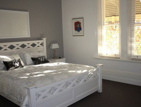 ArtWine Cottages - Accommodation Main Beach 1