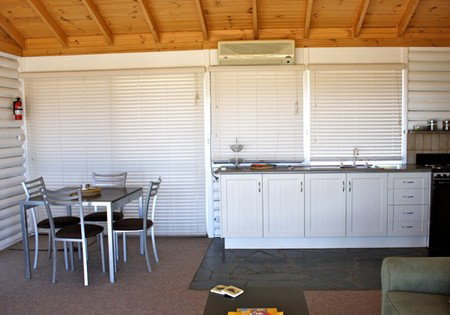 ArtWine Cottages - Accommodation Main Beach 4