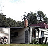 Glenbrook House and Cottage - Accommodation Main Beach