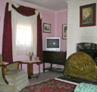 Hollyhock Cottage - Accommodation Main Beach