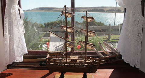 Captains Cottage - Accommodation Main Beach 1