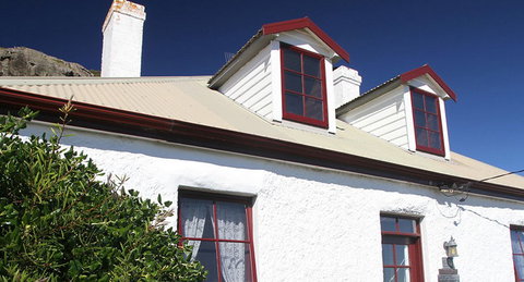 Captains Cottage - Accommodation Main Beach 4