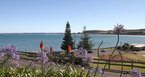 Captains Cottage - Accommodation Main Beach 5