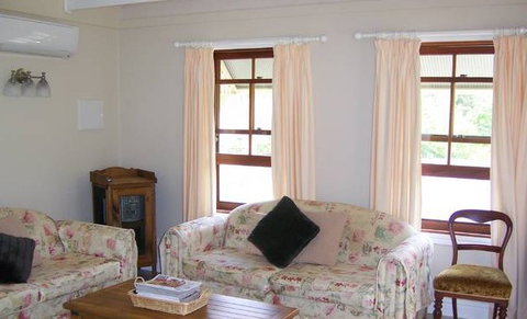 Hillcrest Cottage - Accommodation Main Beach 2