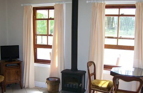 Hillcrest Cottage - Accommodation Main Beach 3