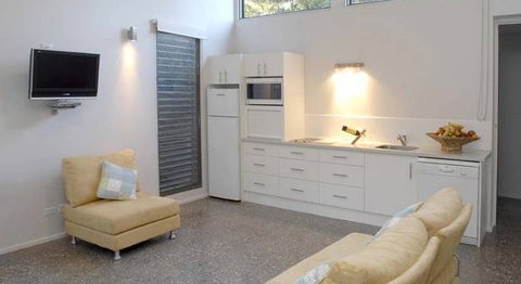 By The Beach B And B Holiday Apartments - Accommodation Main Beach 1