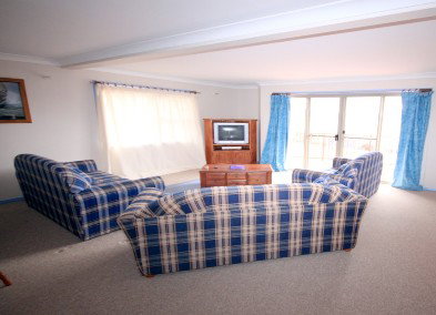 Jindabyne NSW Accommodation Main Beach