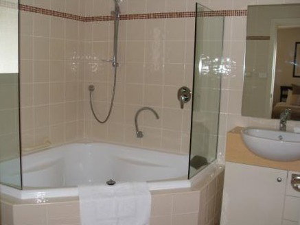 Snowbound Chalets - Accommodation Main Beach 1