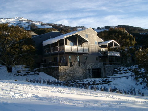 Snowbound Chalets - Accommodation Main Beach 5