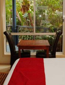 Azura Beach House Bed And Breakfast - Accommodation Main Beach 2