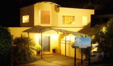 Azura Beach House Bed And Breakfast - Accommodation Main Beach 5