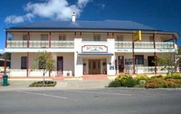 Apsley Arms Hotel - Accommodation Main Beach 1