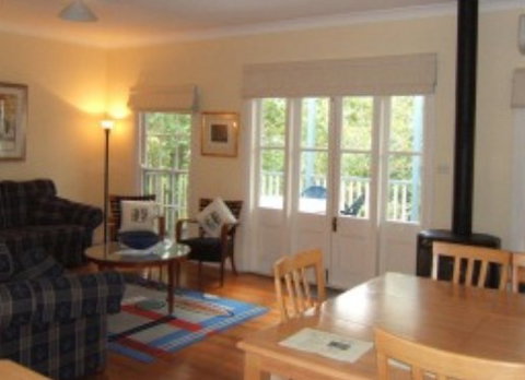 AppleBlossom Cottage - Accommodation Main Beach 4