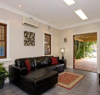 Swan Inn Bed and Breakfast - Accommodation Main Beach