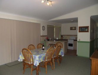 Hillcrest - Holiday Home - Accommodation Main Beach 3