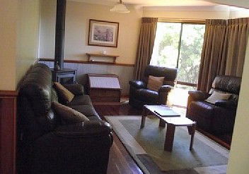 Jacky Winter - Holiday Home - Accommodation Main Beach 1