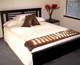 Demco Bed And Breakfast - Accommodation Main Beach 0