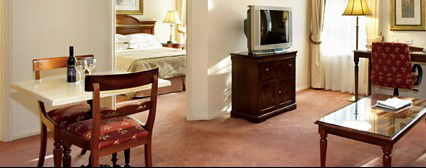 Canterbury International Hotel - Accommodation Main Beach 1