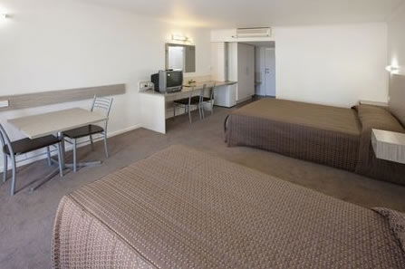 Sandors Motor Inn - Accommodation Main Beach 2