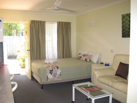 Twin Pines Motel - Accommodation Main Beach 1