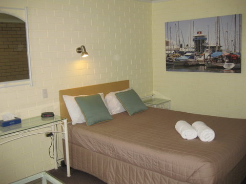 Twin Pines Motel - Accommodation Main Beach 2