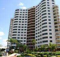 Meriton Apartments - Accommodation Main Beach