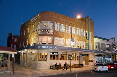 Alpine Hotel - Accommodation Main Beach 0