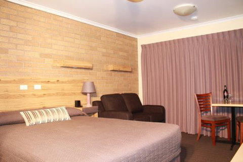 AAt 28 GOLDSMITH(Golden Chain Motel) - Accommodation Main Beach 1
